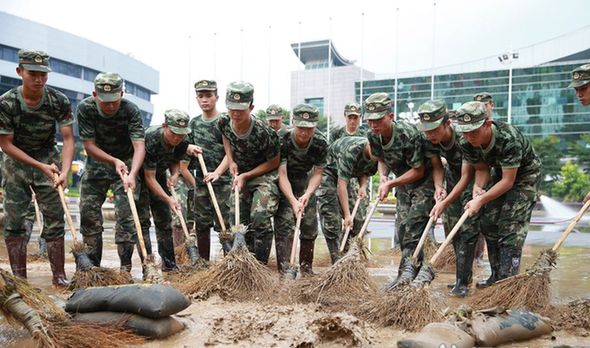 武警福建總隊出動500名官兵清通路障保暢通